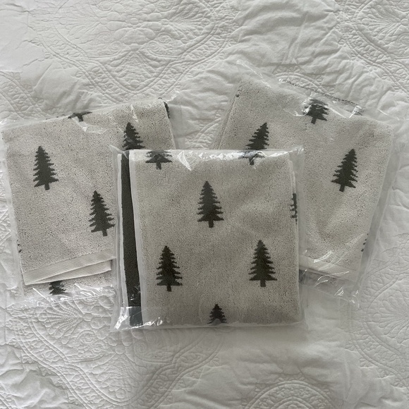 NWT Set of 3 Pottery Barn Pine Tree Reversible Hand Towels Winter Holiday Forest - Picture 1 of 4